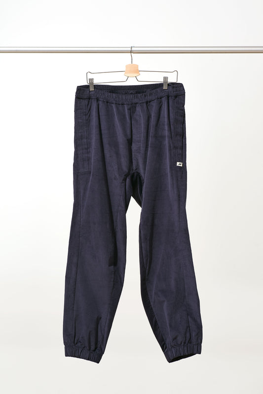 Pantalón adaptado de pana:  ABERTURAS LATERALES